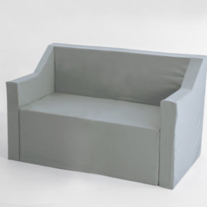 Sofa de dos plazas de cartón con fundas de tela