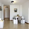 Mesa de comedor cuadrada de cartón blanco para home staging, ligera y ecológica, ideal para decorar pisos en venta.