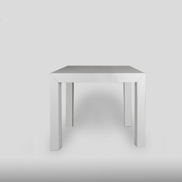 Mesa cuadrada de comedor blanca en cartón para home staging