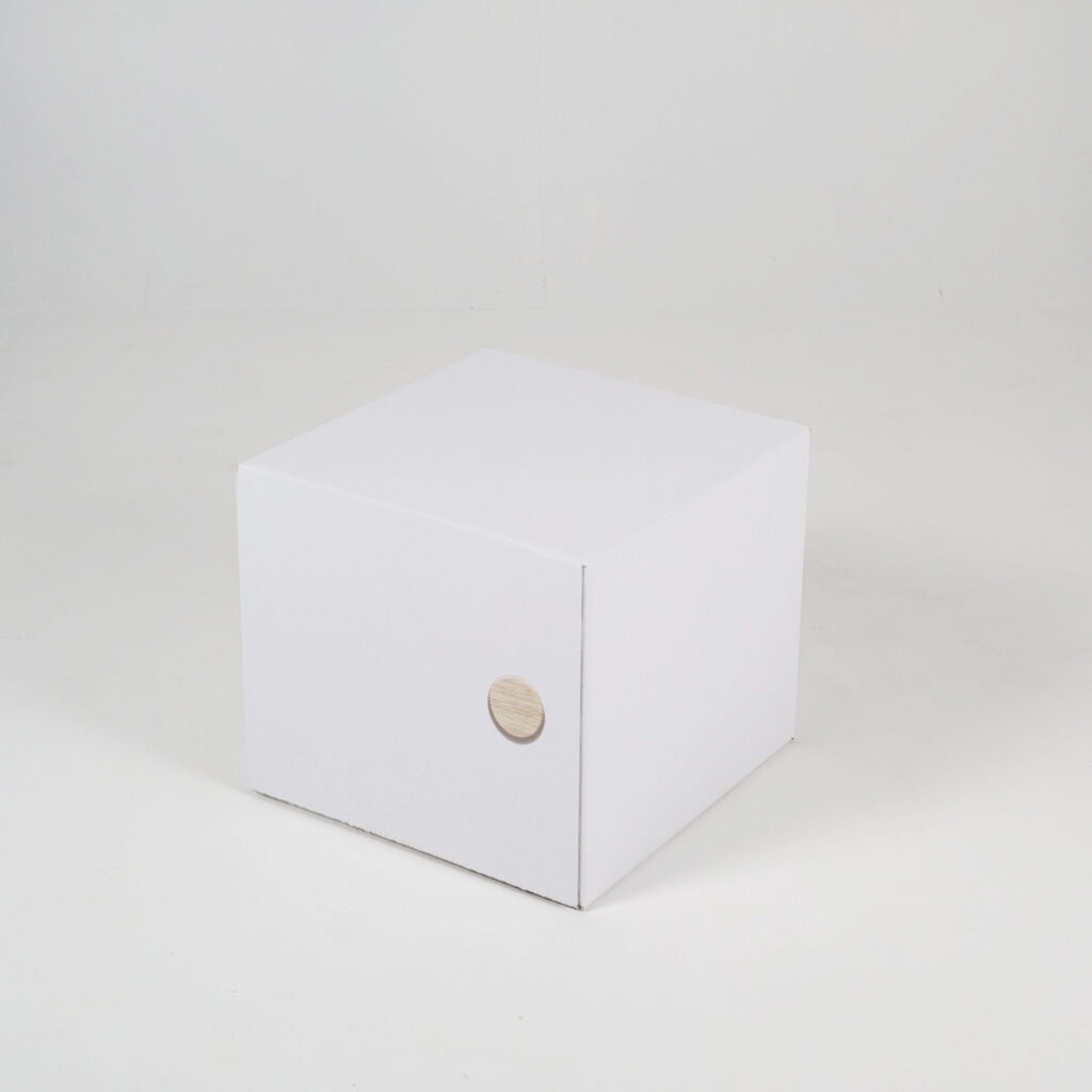 Table de chevet blanche en carton avec poignée en bois pour home staging