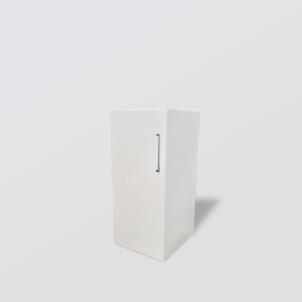 Meuble verticale en carton blanc avec poignée en métal pour le home staging